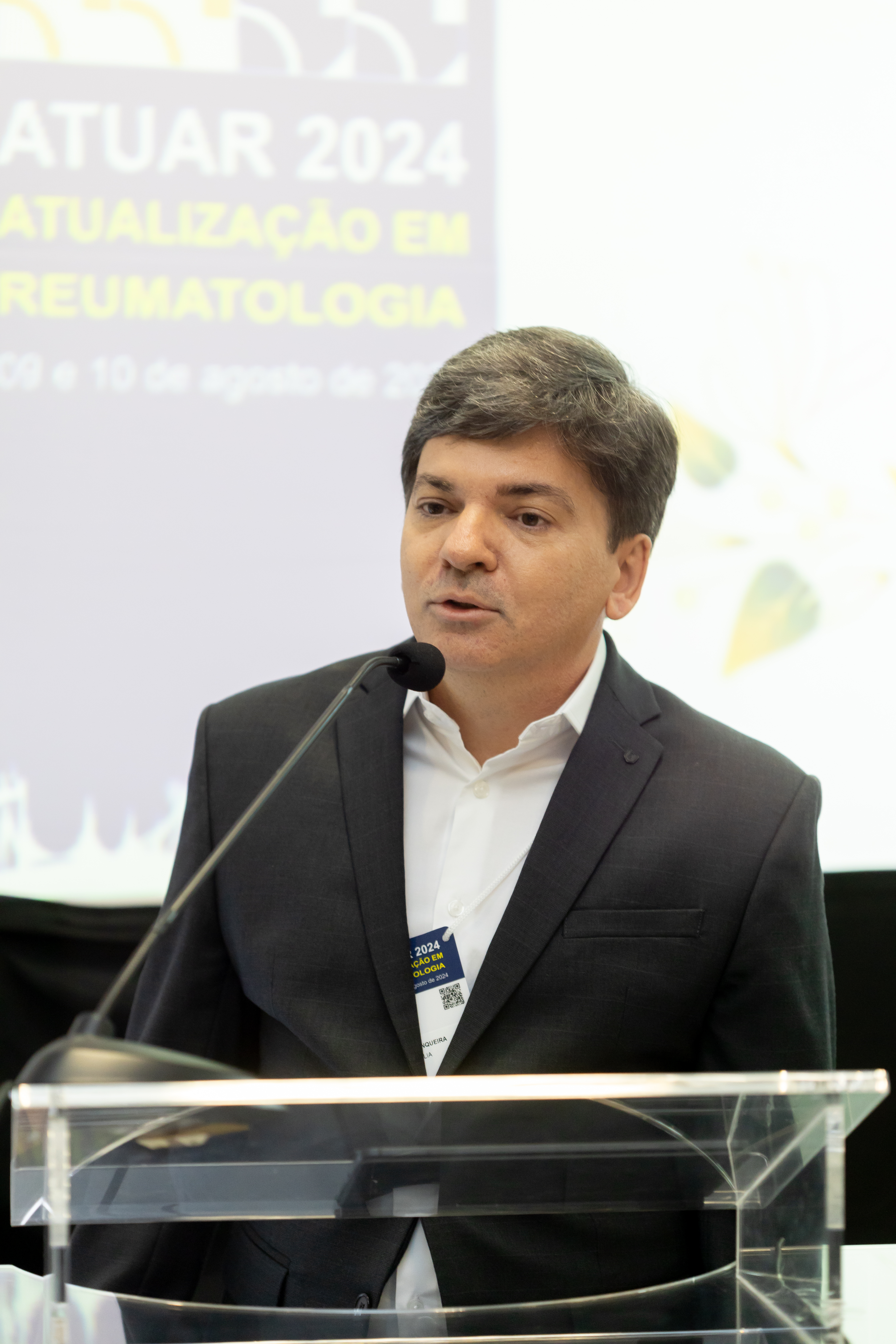 Dr. Luciano Junqueira palestrando no congresso ATUAR 2024 de Atualização em Reumatologia