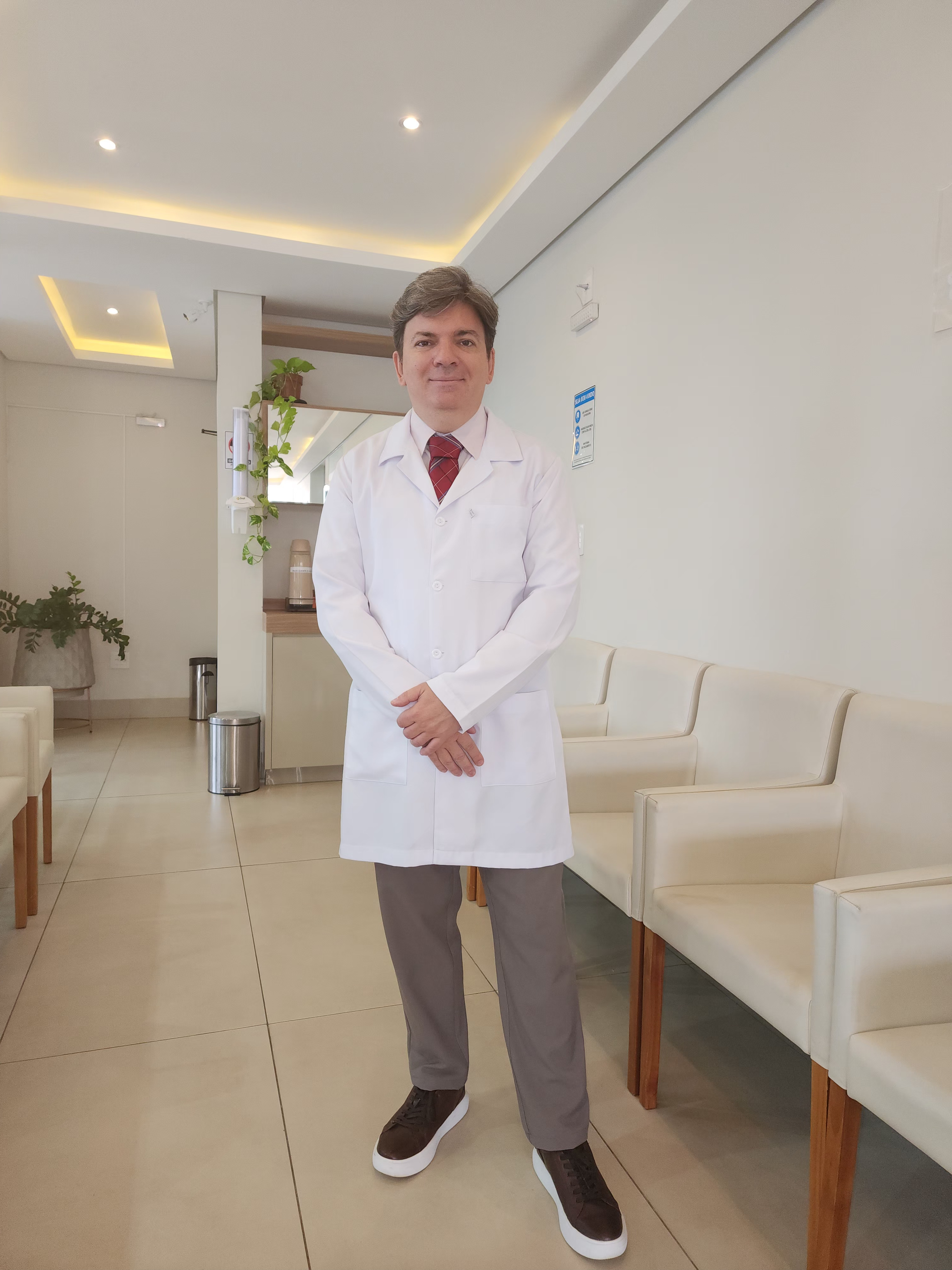 Antessala do consultório do Dr. Luciano Junqueira, ambiente acolhedor e profissional